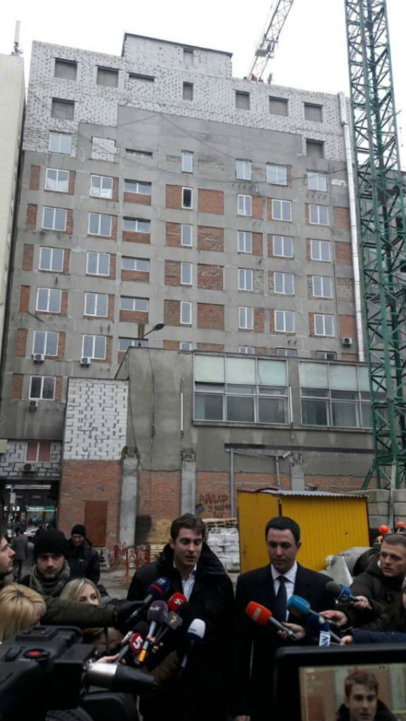 У Києві почали знищувати лишні поверхи Будинку профспілок  - фото 2