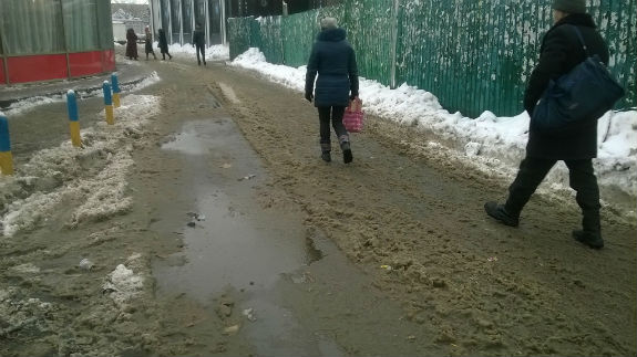 Київ "поплив": Неприбраний сніг на вулицях перетворюється на рідку "кашу" - фото 3