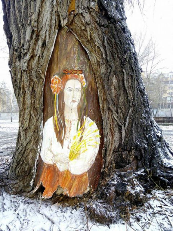 У київському парку з`явився портрет українки на дереві - фото 1