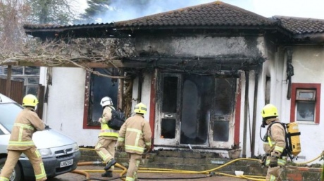 У Британії пара спалила будинок, згадуючи традицію зі справжніми свічками на ялинці - фото 1