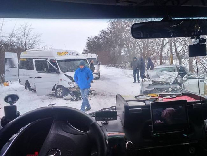 Внаслідок зіткнення маршрутки "Суми-Київ" з легковиком загинуло двоє людей - фото 1