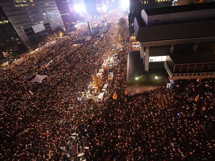 Сльози радості та Хе в клітці: Як у Південній Кореї святкують імпічмент президента (ФОТО, ВІДЕО) - фото 3