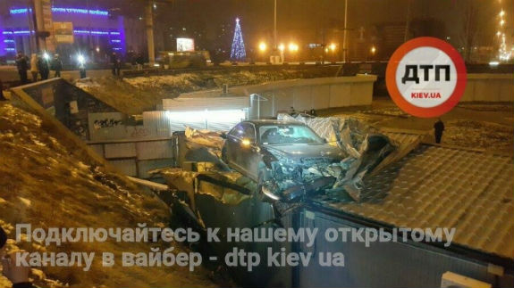 Як у Києві Mercedes, пролетівши 25 метрів, приземлився на МАФ  - фото 2