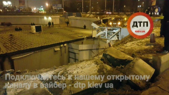 Як у Києві Mercedes, пролетівши 25 метрів, приземлився на МАФ  - фото 1