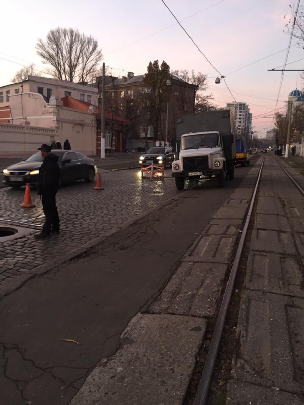 На Французському бульварі в Одесі з'явився провал глибиною два метри (ФОТО) - фото 2