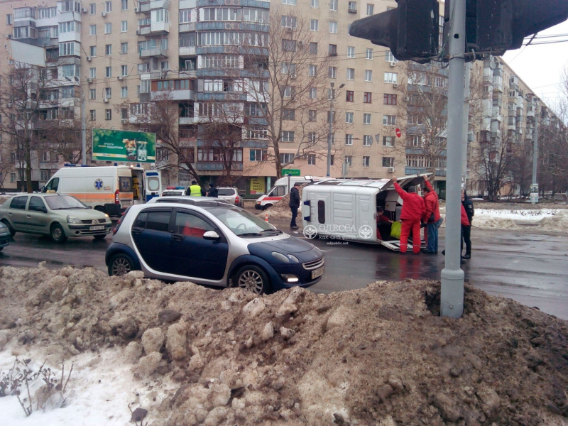 В Одесі під час руху перекинулася машина швидкої допомоги (ФОТО) - фото 1