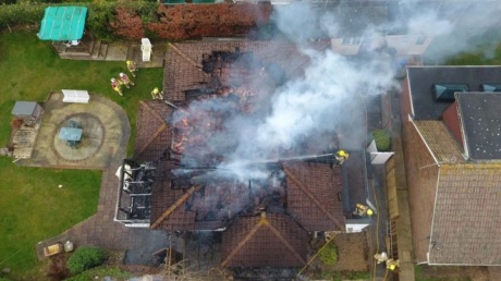 У Британії пара спалила будинок, згадуючи традицію зі справжніми свічками на ялинці - фото 2