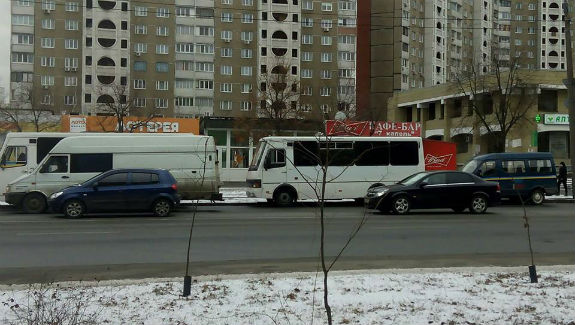 У столиці поліція почубилася з "тітушками": В хід йшли газові балончики і пляшки  - фото 1