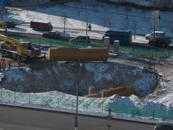 Як у Києві баки для пального у землю закопують - фото 1