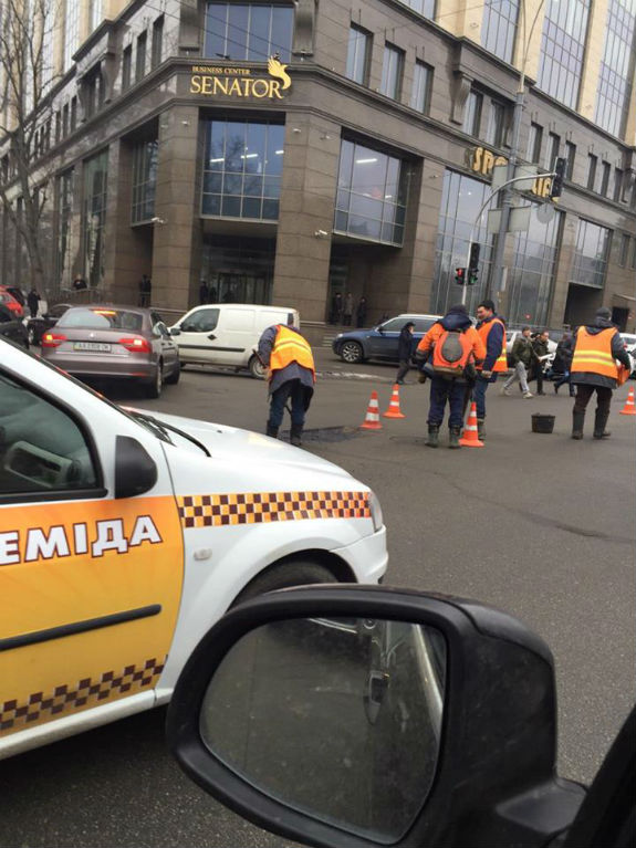 У Києві сніг з доріг зійшов разом з асфальтом: Комунальники латають магістралі в мороз - фото 1