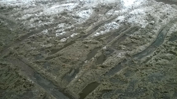 Київ "поплив": Неприбраний сніг на вулицях перетворюється на рідку "кашу" - фото 2