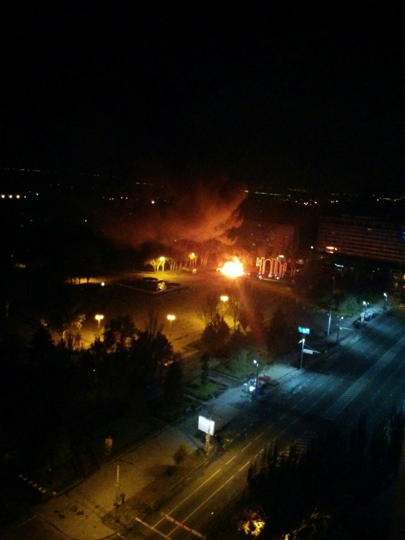 У центрі Запоріжжя спалахнуло кафе – патрульні витягали людей із полум’я - фото 1