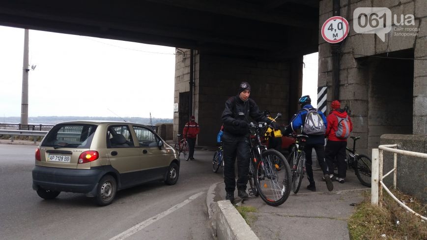 Велоактивісти заблокували рух на головному запорізькому мосту - фото 1