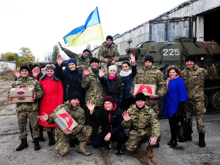 В Одесі школярі завітали до військовослужбовців 28 мехбригади, які повернулися з АТО (ФОТО) - фото 1