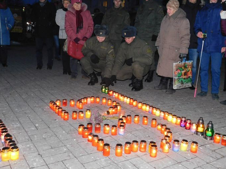 В Сумах запалили свічки на вшанування пам’яті жертв Голодомору - фото 7