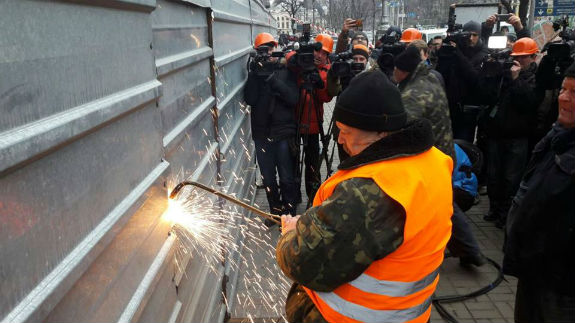 У Києві почали знищувати лишні поверхи Будинку профспілок  - фото 1