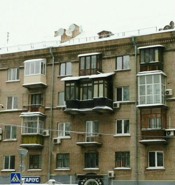 По-жлобськи: Киянин збільшив свій балкон в три рази  - фото 1