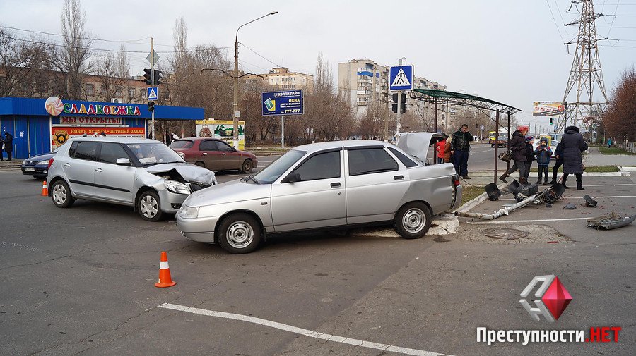 У Миколаєві машину наїхала на пішохода та знесла світлофор