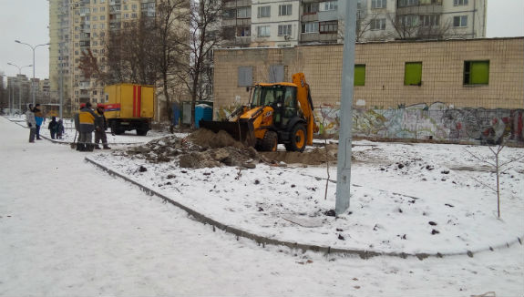 Дурна робота: У Києві знищили тротуарну плитку, яку поклали кілька тижнів тому - фото 1