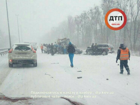 На Київщині автомобілі влетіли у колону снігоприбиральної техніки - фото 2