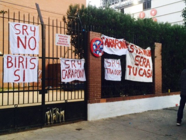 Фанати "Севільї" біля свого стадіону вивісили банери проти Рамоса - фото 1