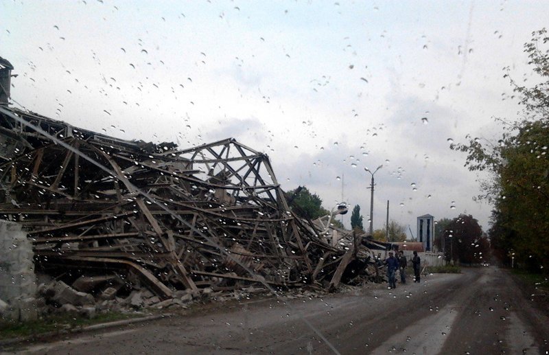 Розграбований цементний завод на Донеччині завалився прямо на дорогу (ФОТО) - фото 1