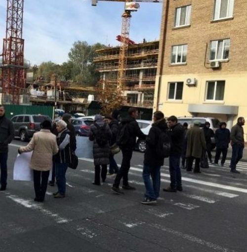 Кияни перекрили Кловський узвіз: протестують проти будівельних робіт - фото 2