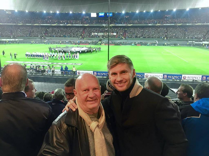 Екс-футболіст збірної України разом з батьком вболіває за "Зорю" в Роттердамі - фото 1