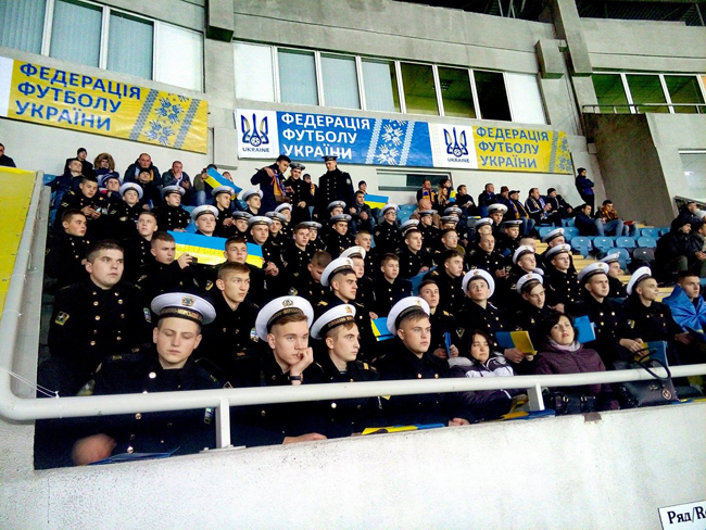 Запрошені Шевченком одеські курсанти прийшли на матч збірної України - фото 1
