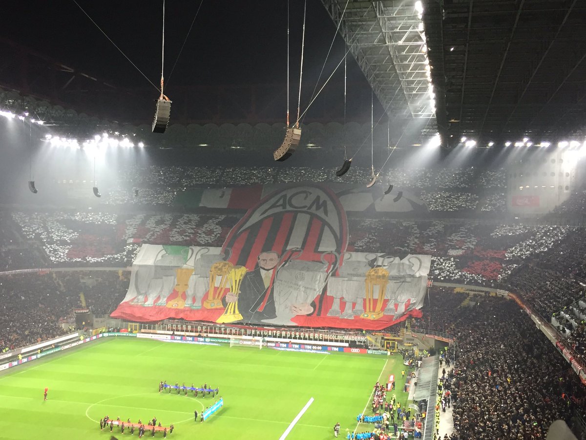 Як фанати "Мілана" дякували одіозному Берлусконі - фото 1