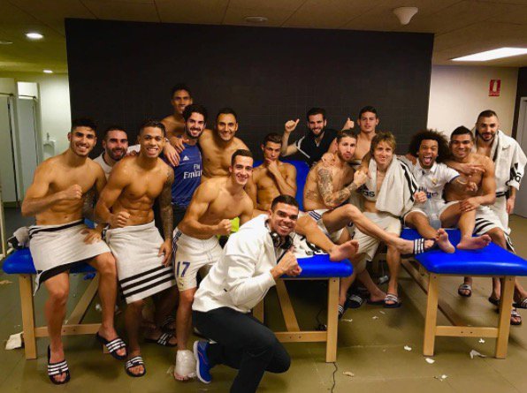 Як напівголі футболісти "Реалу" на чолі з Роналду святкували нічию у Ель Класіко - фото 1