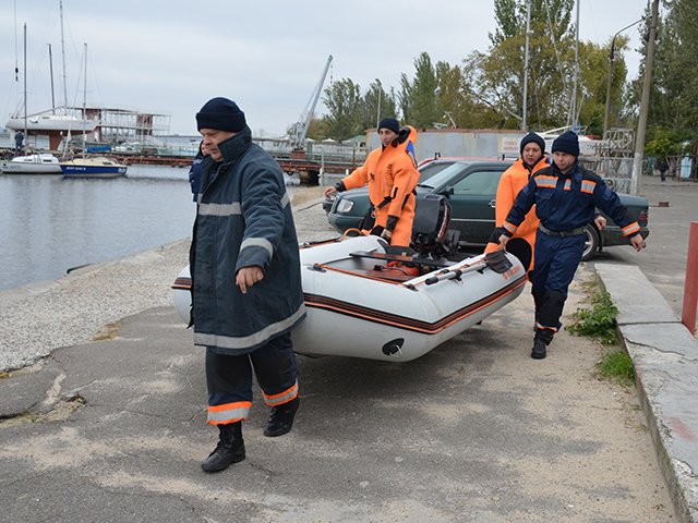 Пошуки миколаївського фотографа, що впав з яхти, досі не мають результатів