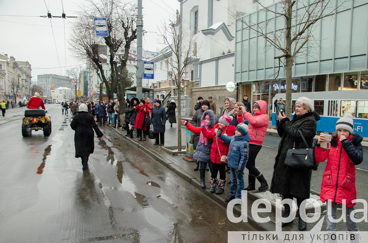 У Вінниці новорічним парадом дали старт новорічним святам  - фото 4