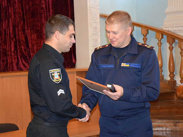 У Миколаєві нагородили ДСНСівців та патрульних, що рятували людей в пожежі на Гонгадзе