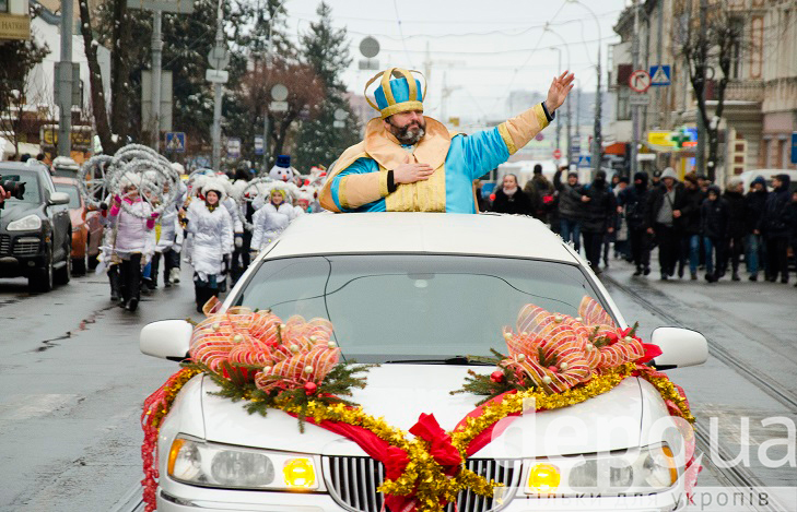 У Вінниці новорічним парадом дали старт новорічним святам  - фото 9