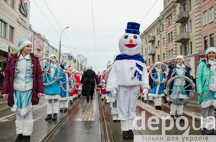 У Вінниці новорічним парадом дали старт новорічним святам  - фото 11