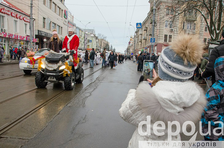 У Вінниці новорічним парадом дали старт новорічним святам  - фото 16