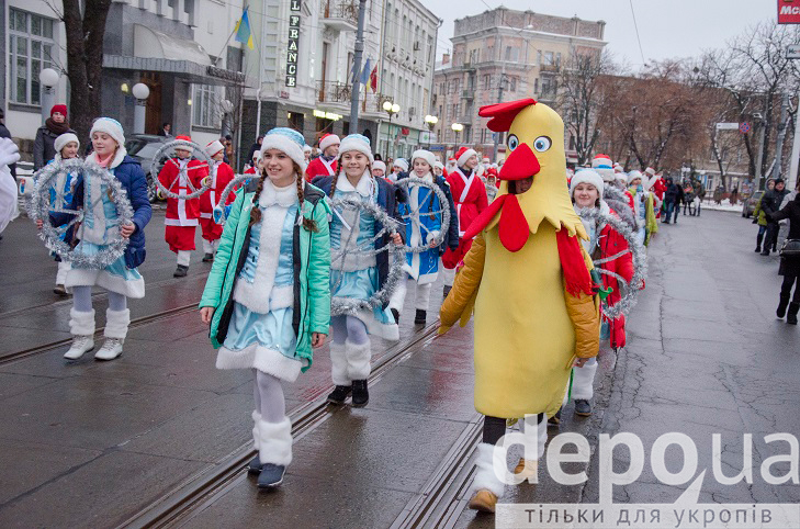У Вінниці новорічним парадом дали старт новорічним святам  - фото 15