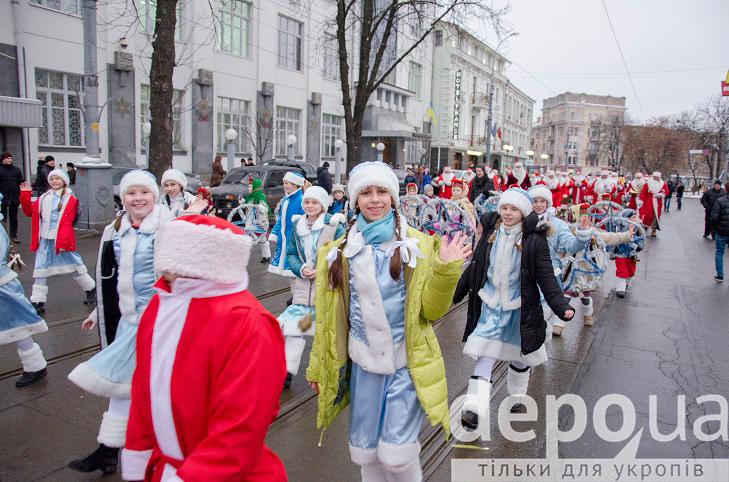 У Вінниці новорічним парадом дали старт новорічним святам  - фото 17