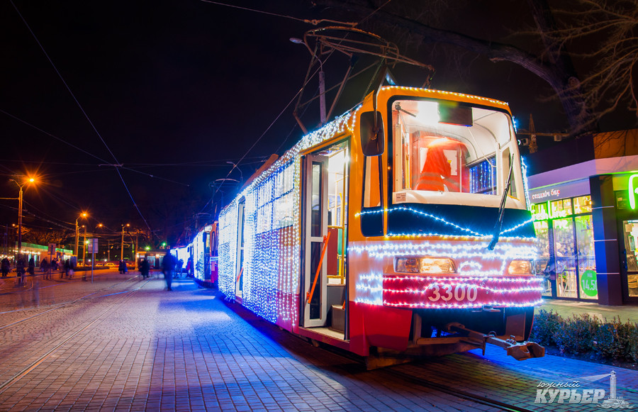 Труханов зустрів колону прикрашених новорічних трамваїв, що проїхали Одесою (ФОТО) - фото 4