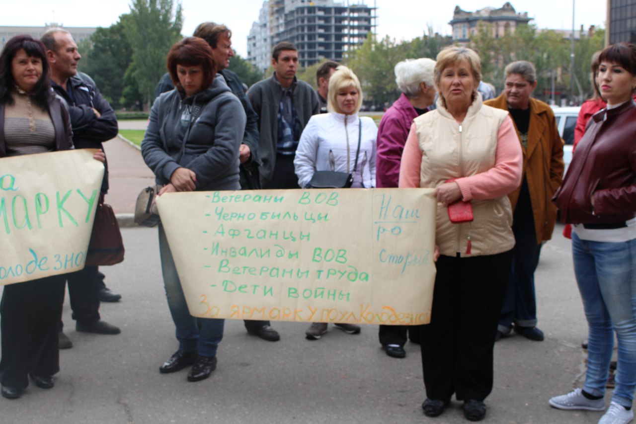 Пікетувальники під Миколаївською міськрадою вимагають не закривати ярмарок на Колодязній