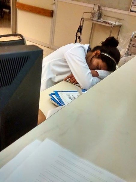 Як лікарі з усього світу сплять на робочому місці - фото 6