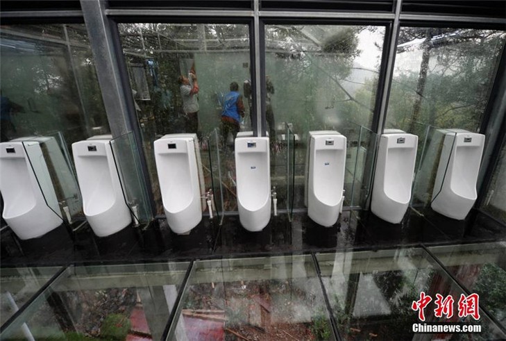 В Китаї відкрили громадський туалет з прозорими стінами та підлогою - фото 2