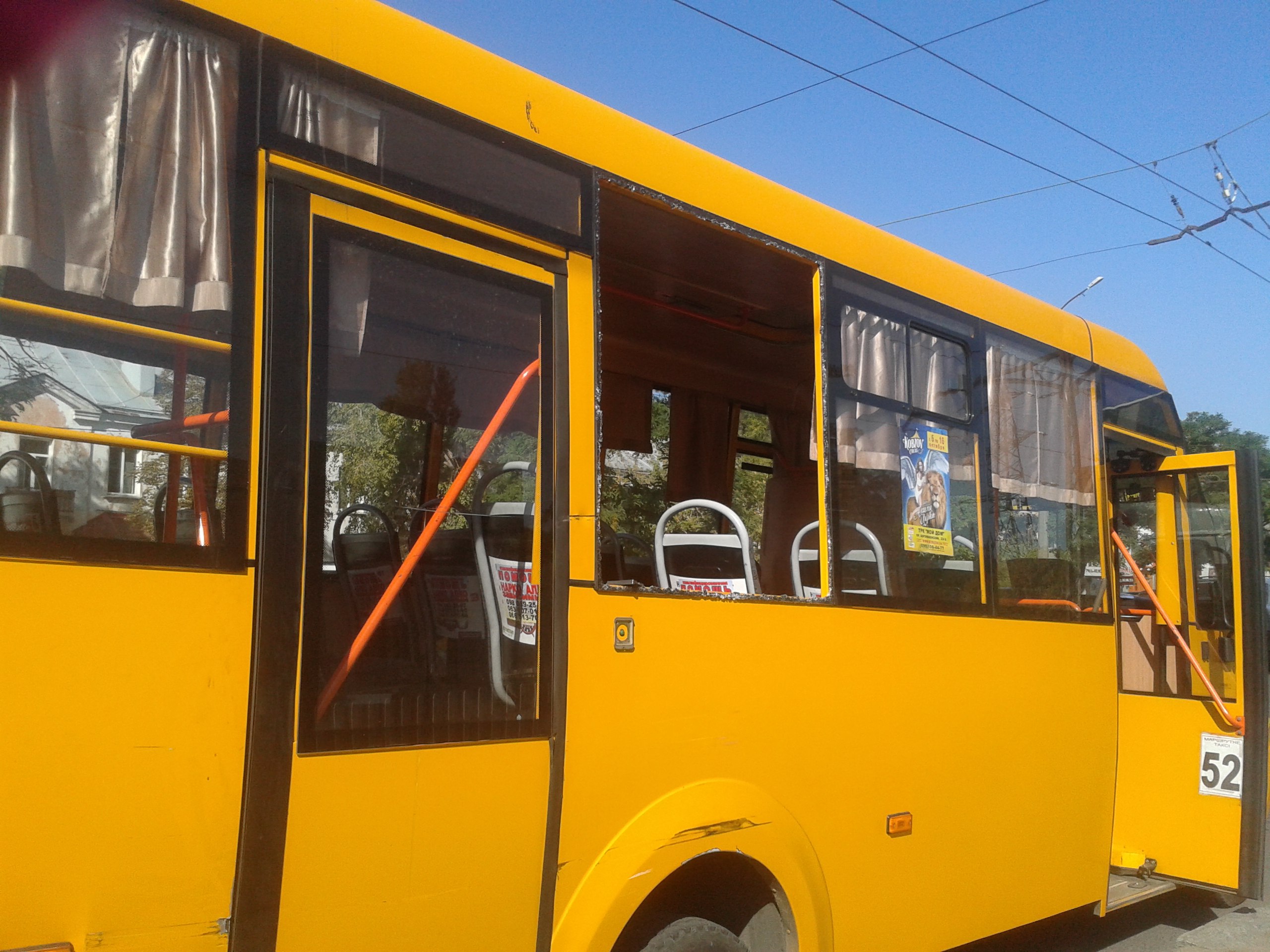 У Миколаєві біля зупинки зіткнулися тролейбус і маршрутка: є постраждалі