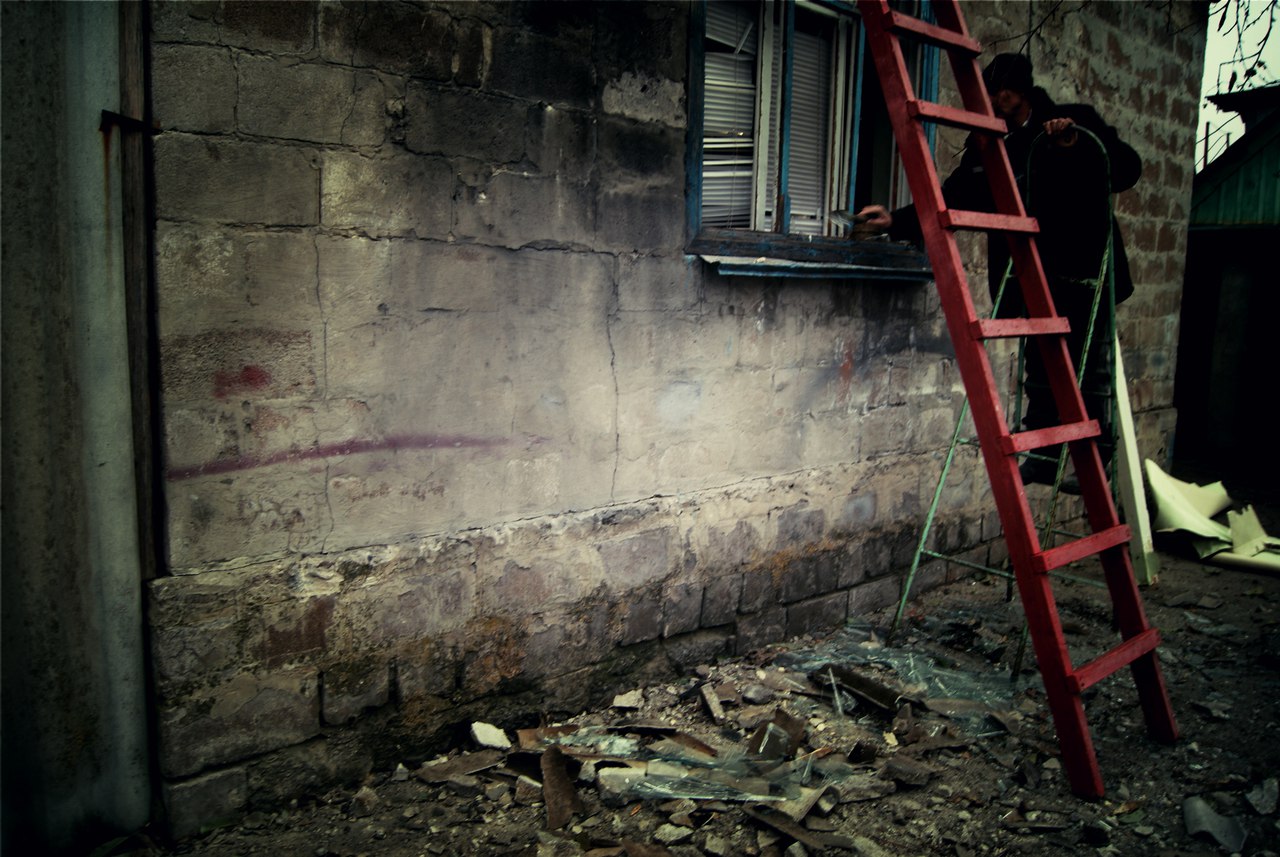 Наслідки потужного обстрілу селища під Докучаєвськом: будинки без вікон і дахів (ФОТО) - фото 2