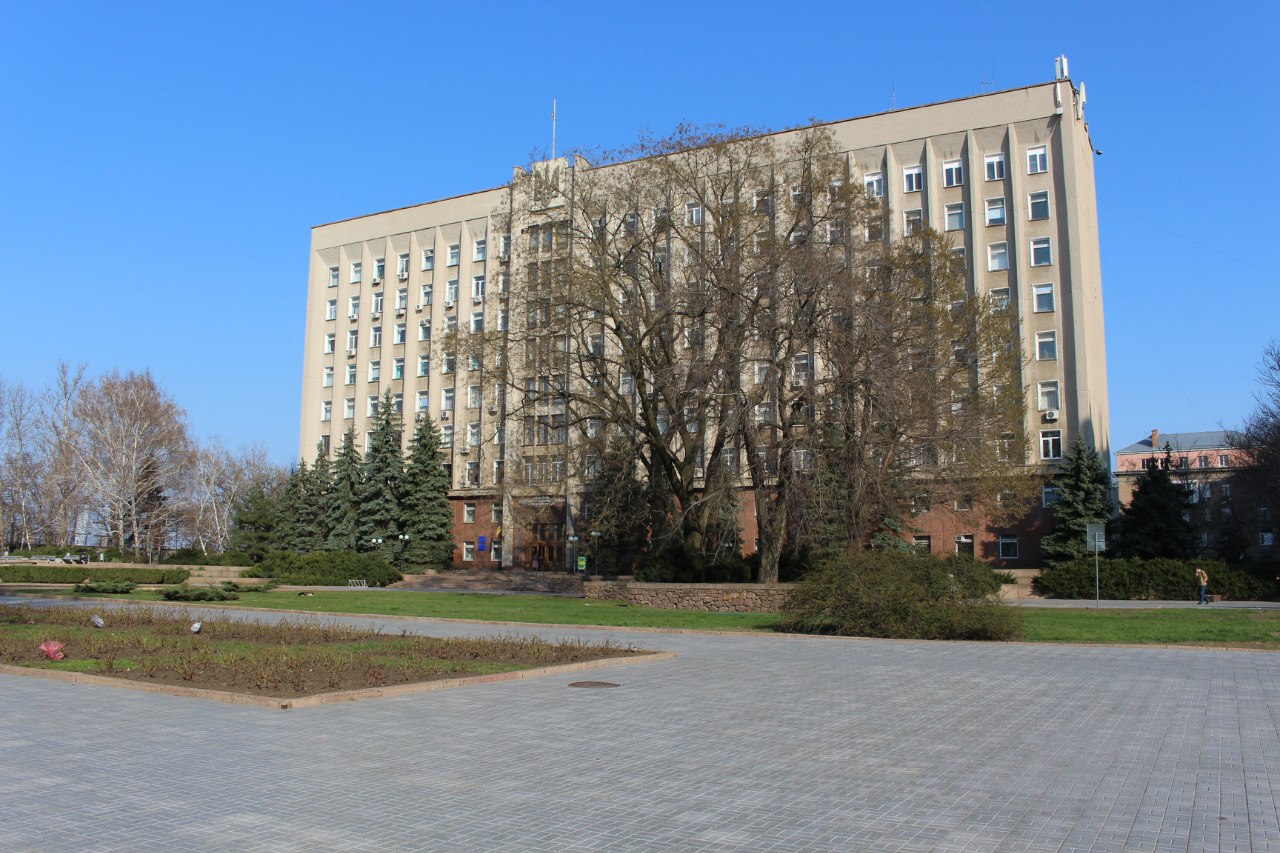 Тризуб на будівлі Миколаївської ОДА став синьо-жовтим
