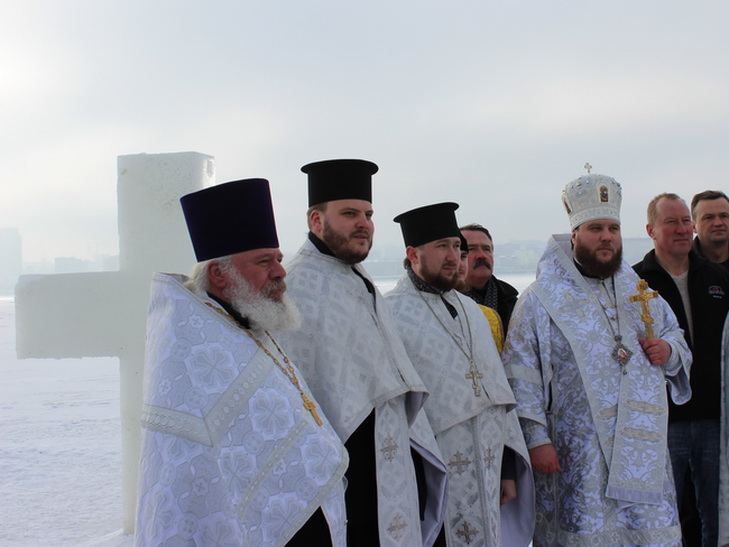 У Дніпрі одну ополонку святили церковники київського і московського патріархатів - фото 1
