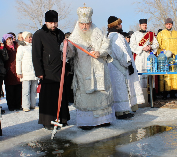 У Дніпрі одну ополонку святили церковники київського і московського патріархатів - фото 4