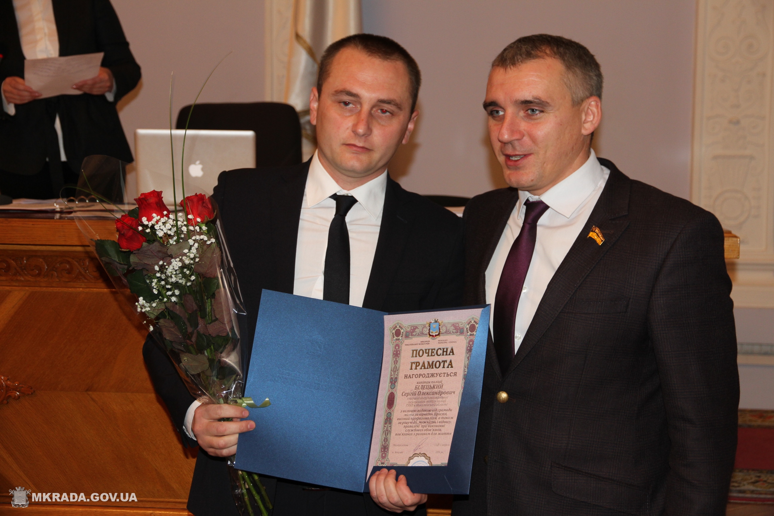 У Миколаєві нагородили поліцейських, що запобігли вибуху гранати біля ринку