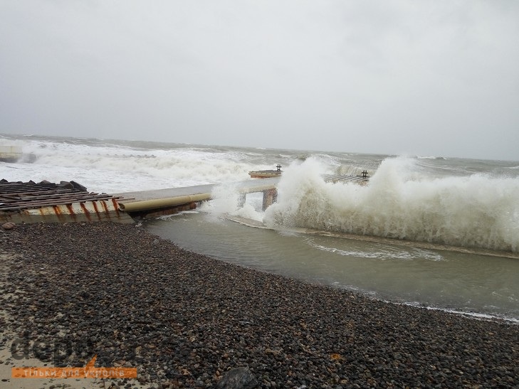 Через шквальний вітер і дощ в Одесі на морі почався сильний шторм (ФОТО, ВІДЕО) - фото 1